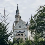 panorama sul castello di neuschwanstein, il più famoso tra i castelli bavaresi