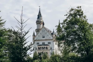 panorama sul castello di neuschwanstein, il più famoso tra i castelli bavaresi