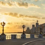 panorama del lungomare di bari con i suoi caratteristici lampioni all'alba. Nello sfondo la pinacoteca corrado giaquinto.