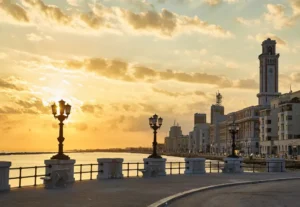 panorama del lungomare di bari con i suoi caratteristici lampioni all'alba. Nello sfondo la pinacoteca corrado giaquinto.